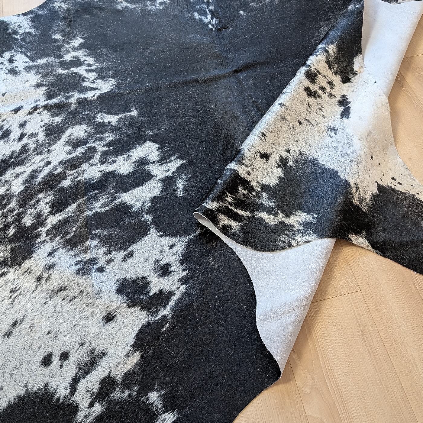 verso la covor din piele intoarsa de vaca negru pestrit mbch529