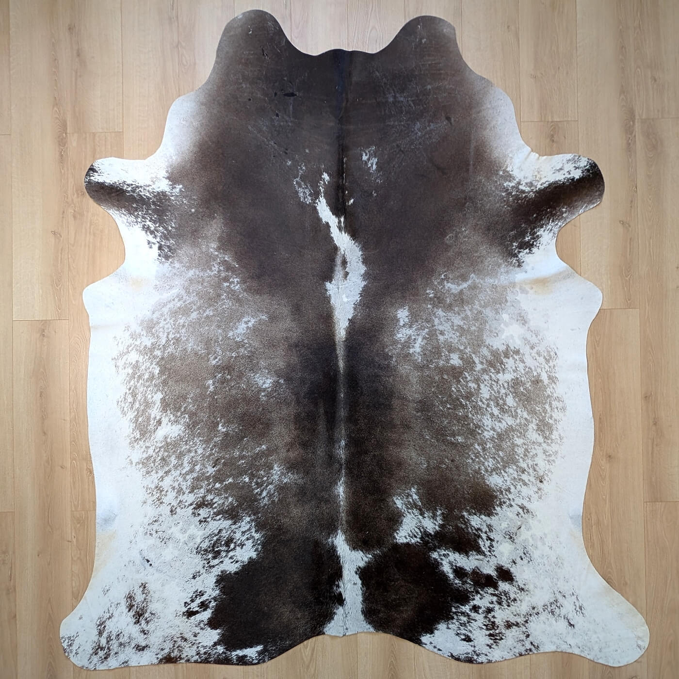 covor din piele de vaca maro inchis cu alb mbch530