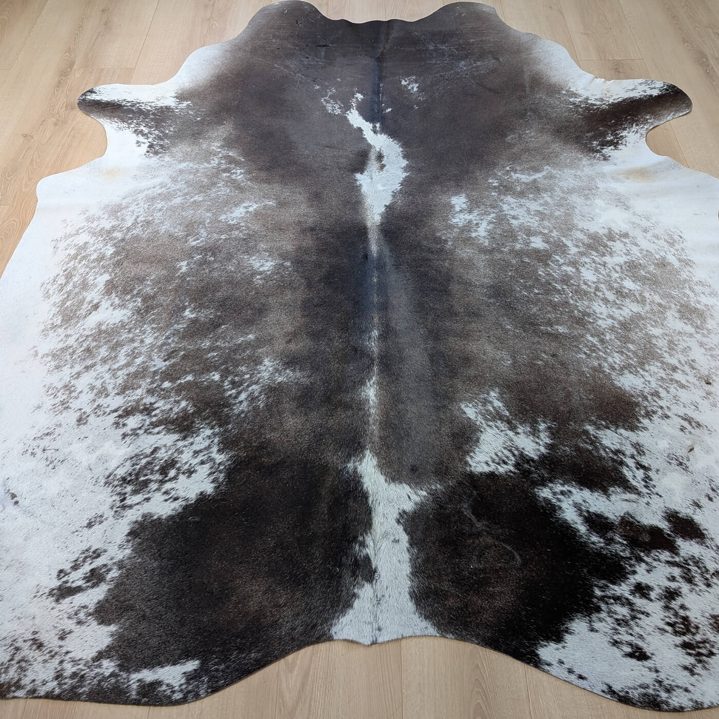 covor piele vaca pestrit maro inchis cu alb mbch530