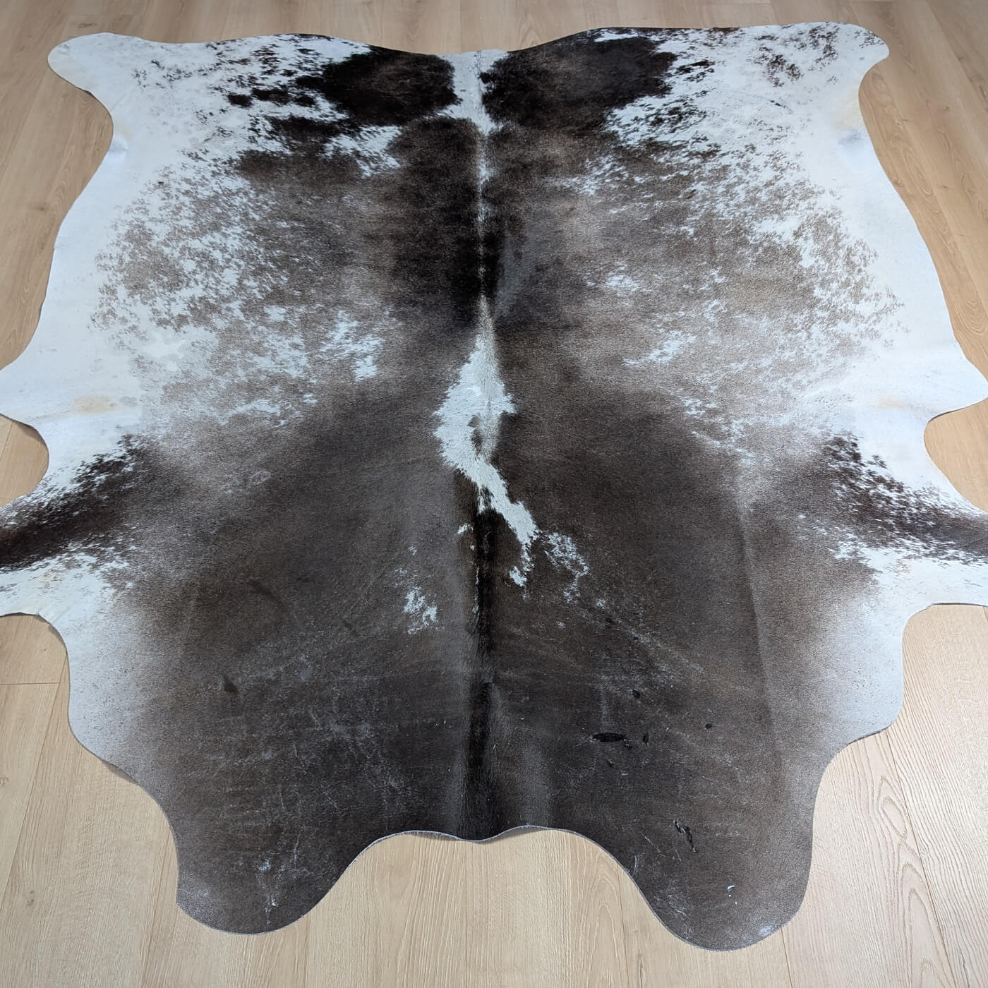 covor piele vaca cu fir scurt maro inchis cu alb mbch530