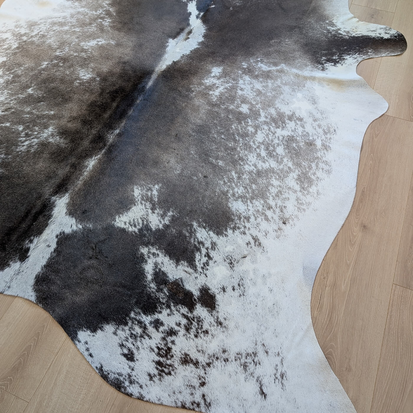 covor din piele naturala de vaca maro inchis mbch530