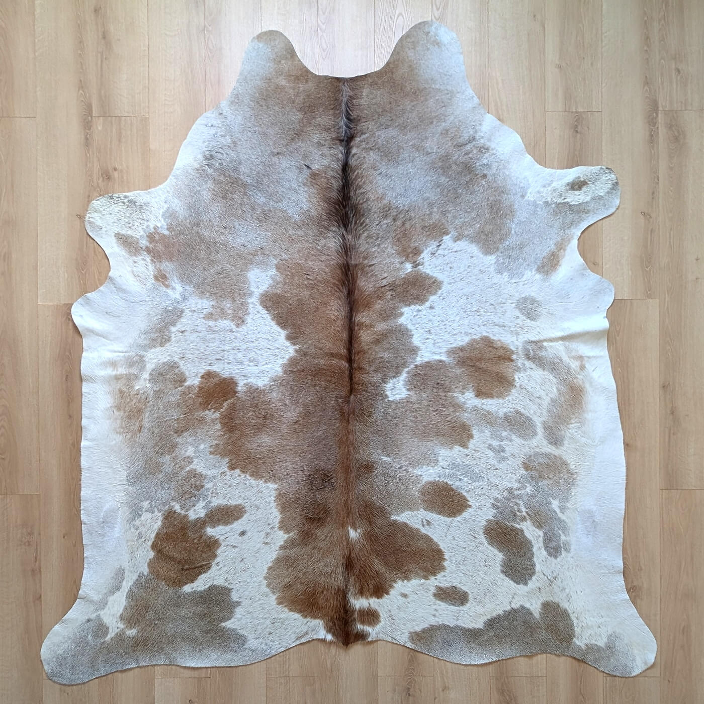 covor piele de vaca cu pete maro si alb mbch531