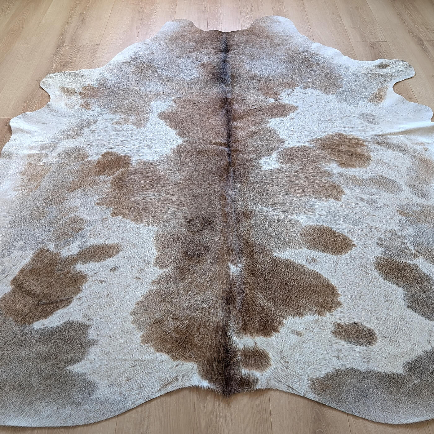 covor piele naturala de vaca cu pete maro si alb mbch531