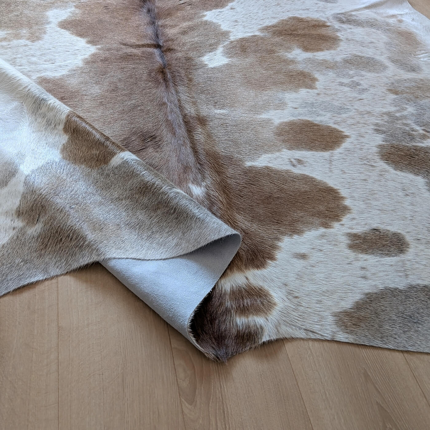 verso piele intoarsa de vaca cu pete maro si alb mbch531