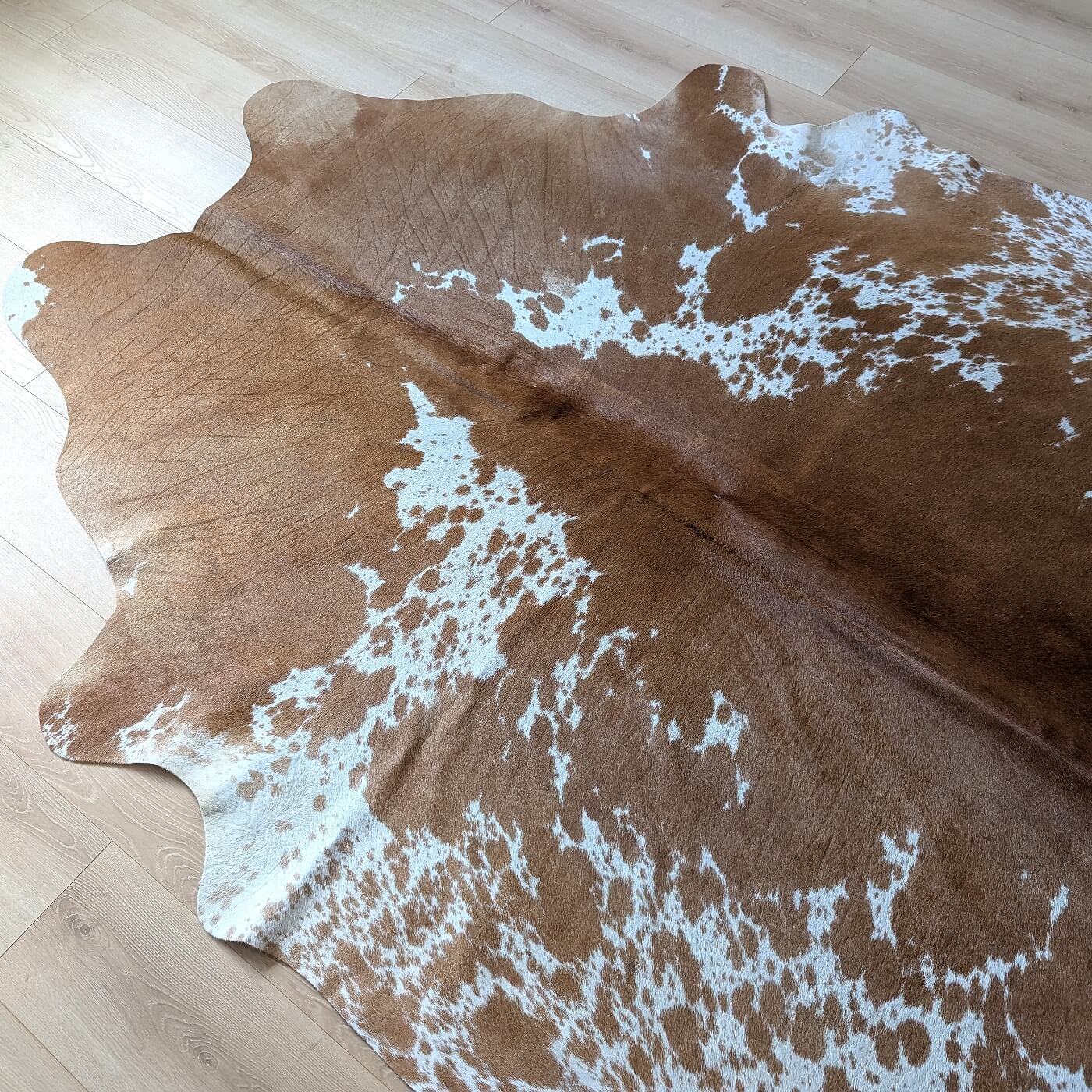 covor piele de vaca maro pestrit cu pete albe mbch532