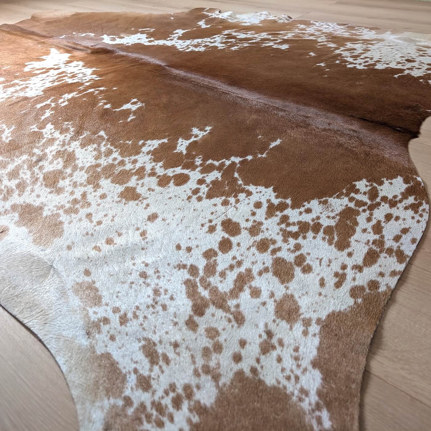 covor asimetric din piele de vaca maro pestrit mbch532