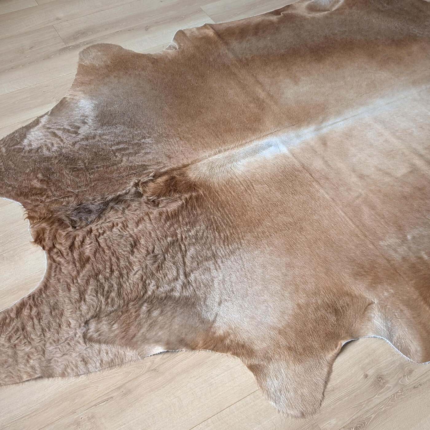 covor din piele de vaca maro caramel mbch533 cu fir lung in partea superioara