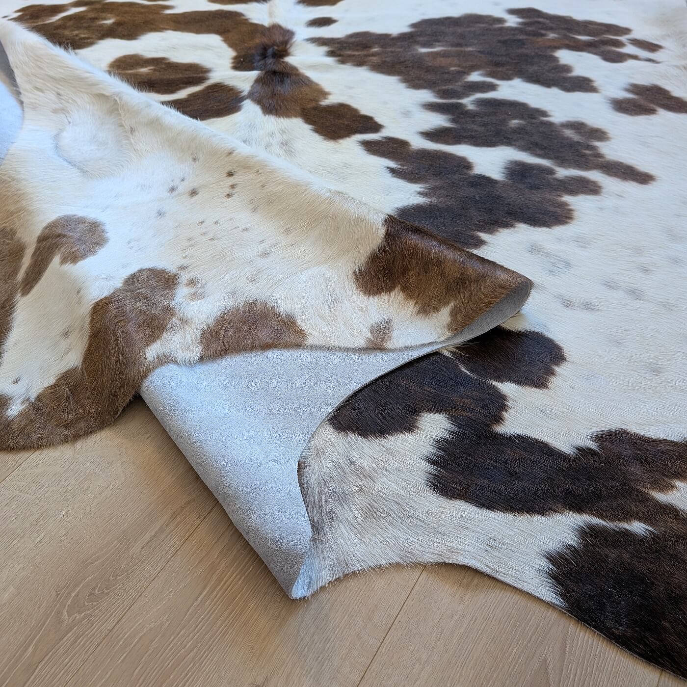 Covor din Piele de Vaca - Alb & Maro cu Pete (240cm x 215cm)