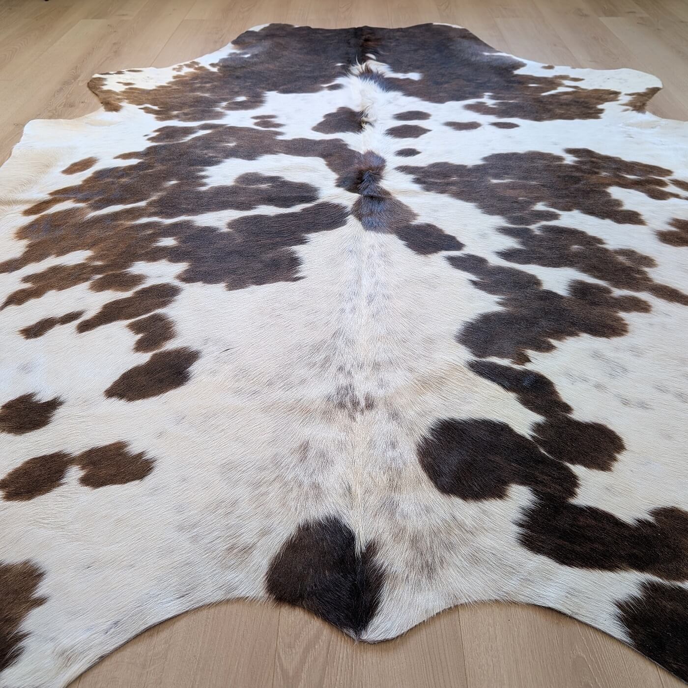 Covor din Piele de Vaca - Alb & Maro cu Pete (240cm x 215cm)