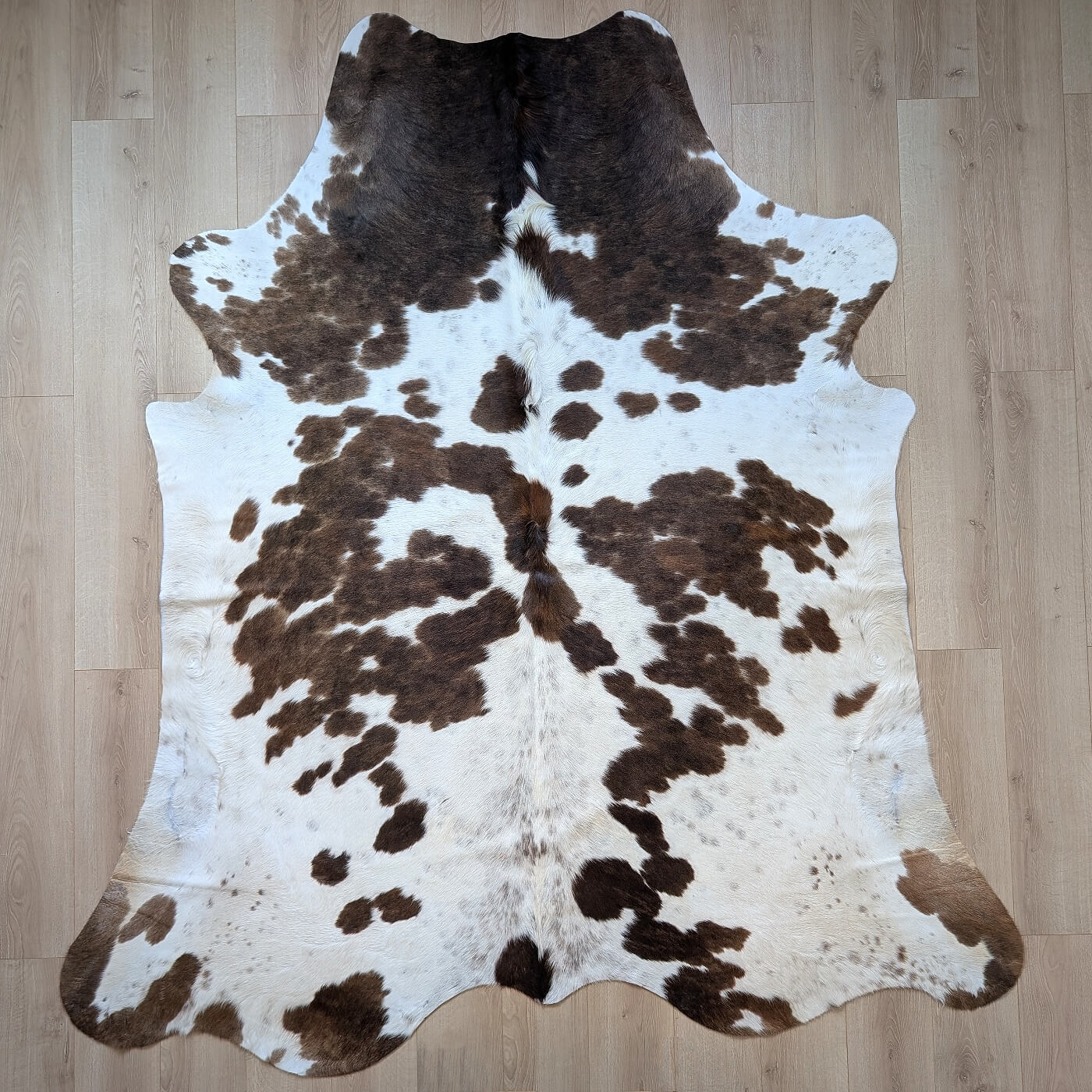 Covor din Piele de Vaca - Alb & Maro cu Pete (240cm x 215cm)