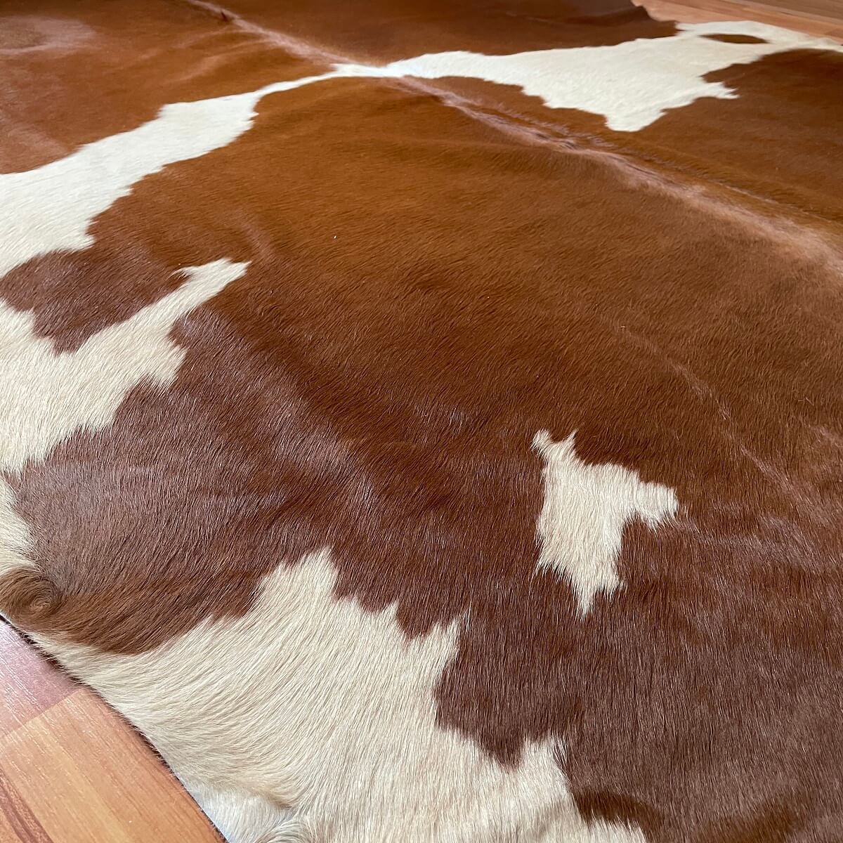 covor piele de vaca maro cu pete crem de dimensiuni mari