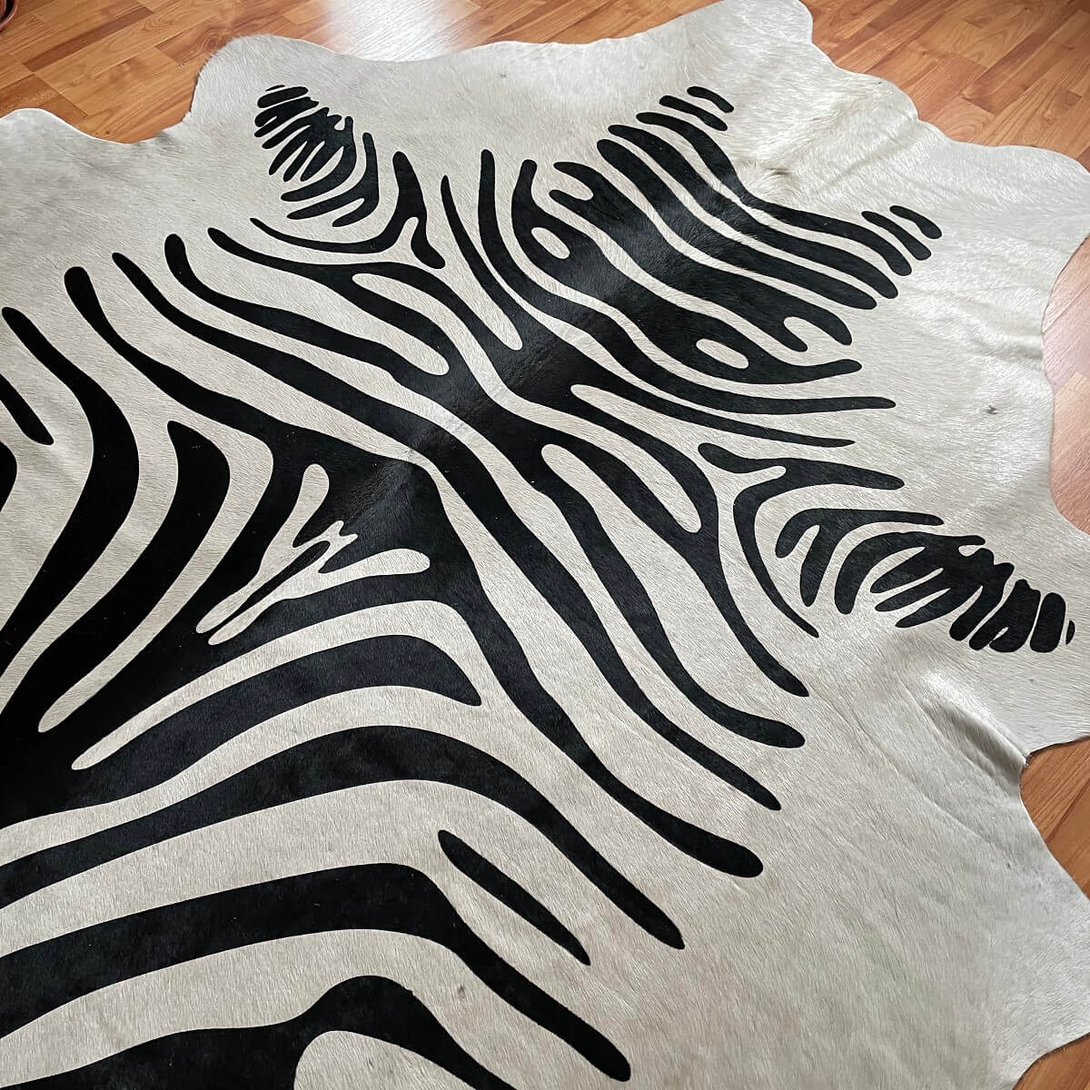 covor piele de vaca de dimensiuni mari cu imprimeu de zebra