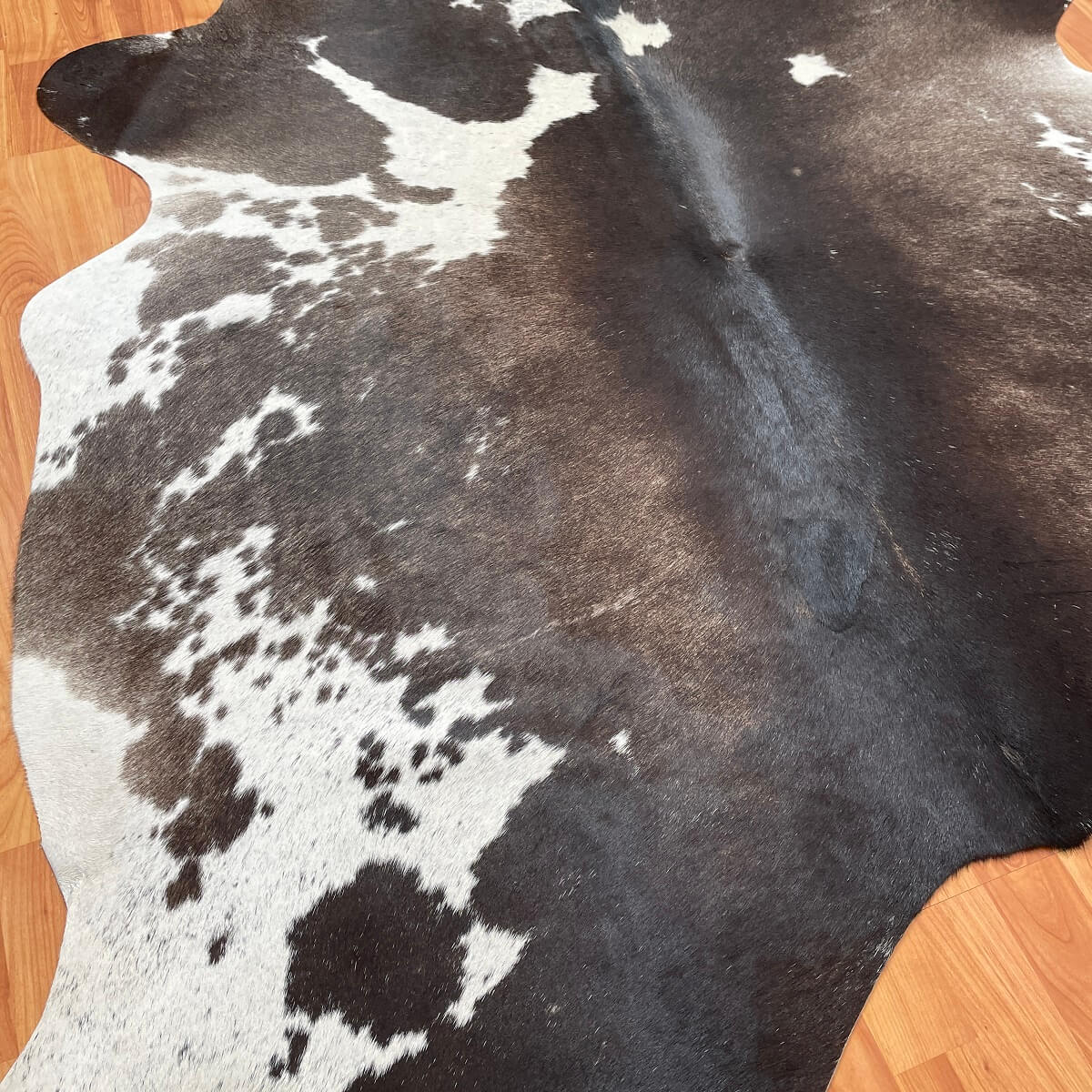 covor piele de vaca maro cu pete de dimensiuni mici