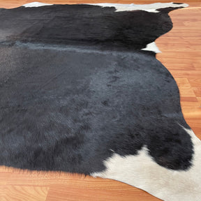 covor piele de vaca negru cu margini albe de dimensiuni medii