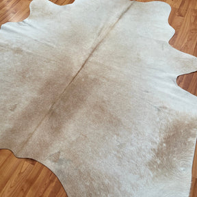 covor piele de vaca bej de dimensiuni mici