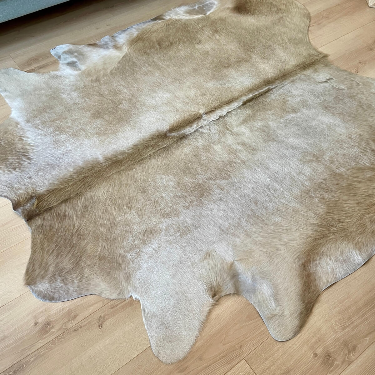 covor din piele de vaca naturala bej in living