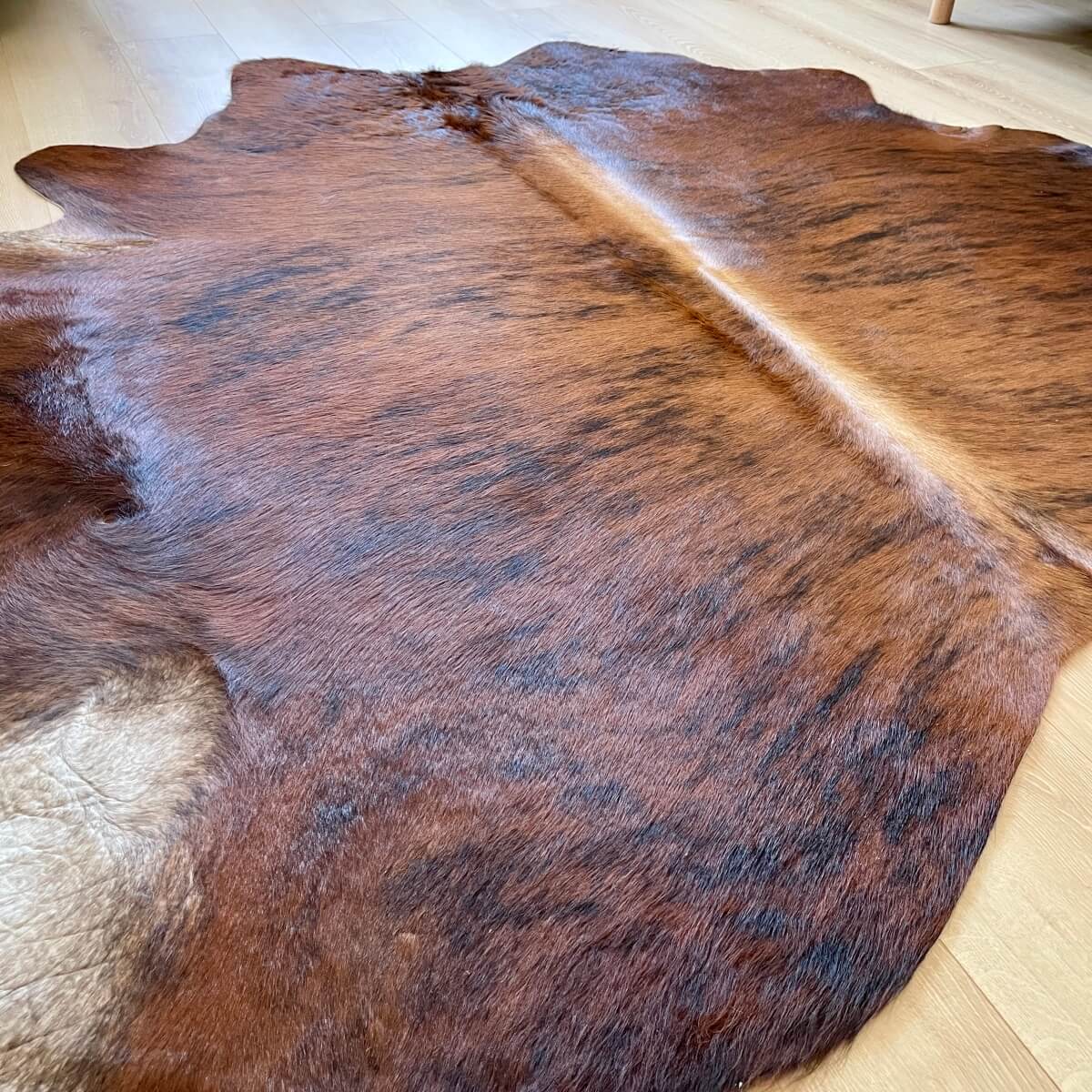 covor din piele naturala de vaca exotic de dimensiuni mici maro cu model tigrat