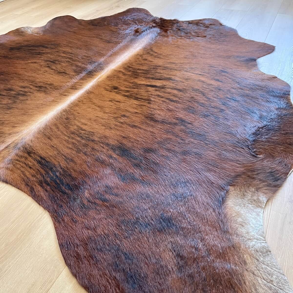 covor din piele naturala de vaca exotic de dimensiuni mici pe parchet
