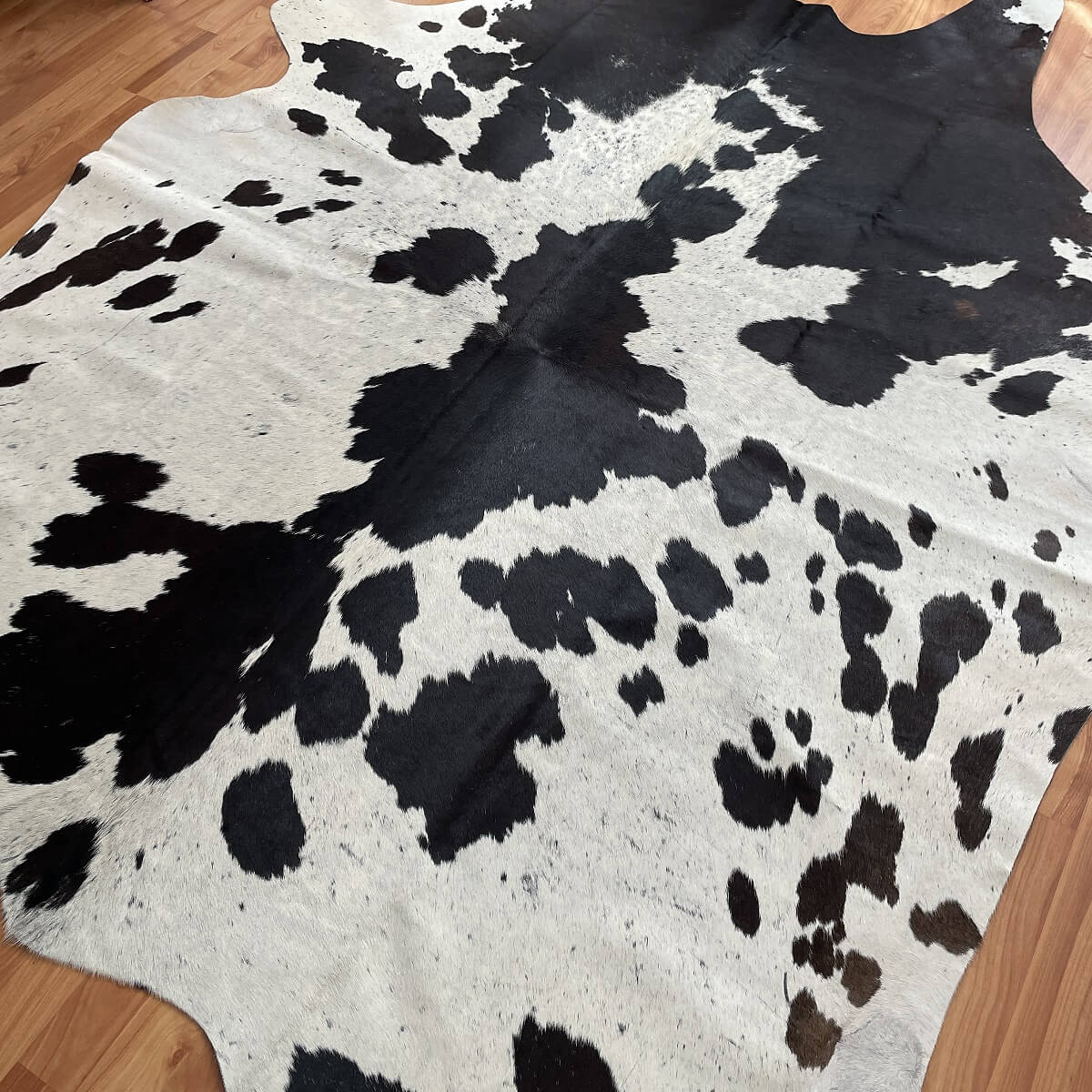 covor din piele naturala de vaca de dimensiuni medii de culoare alb cu pete negre