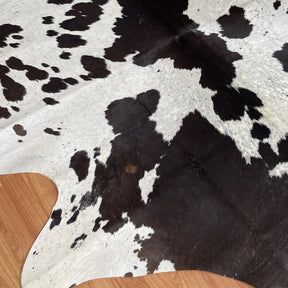 covor din piele naturala de vaca in forma asimetrica de culoare alb cu pete negre