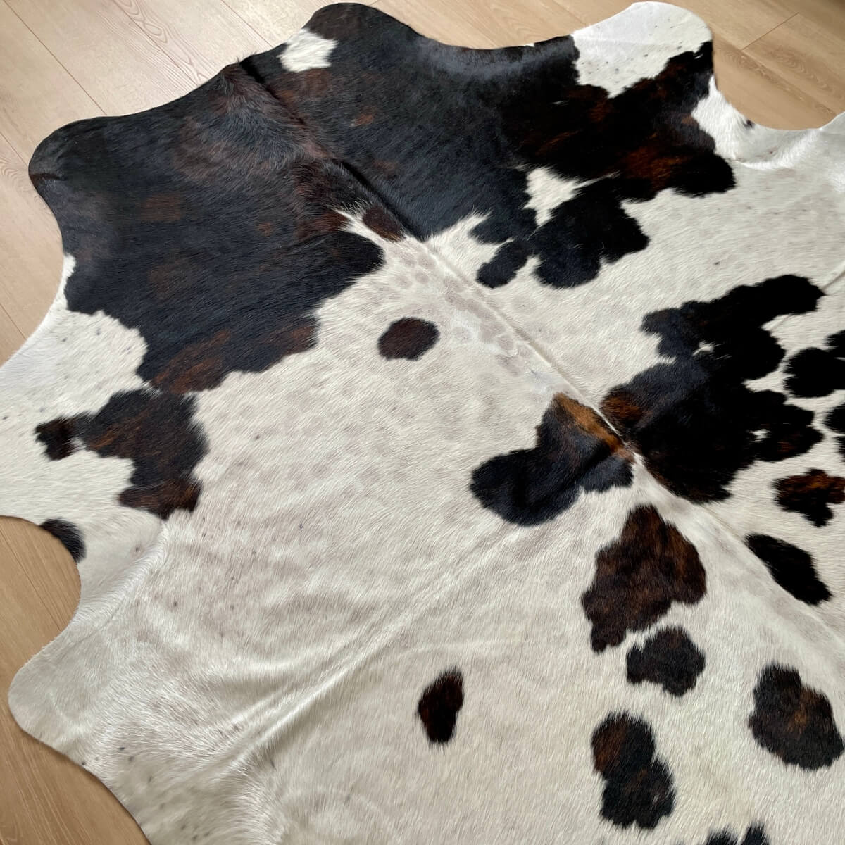 covor din piele naturala de vaca alb cu pete negru si maro in forma asimetrica, mango+bloom