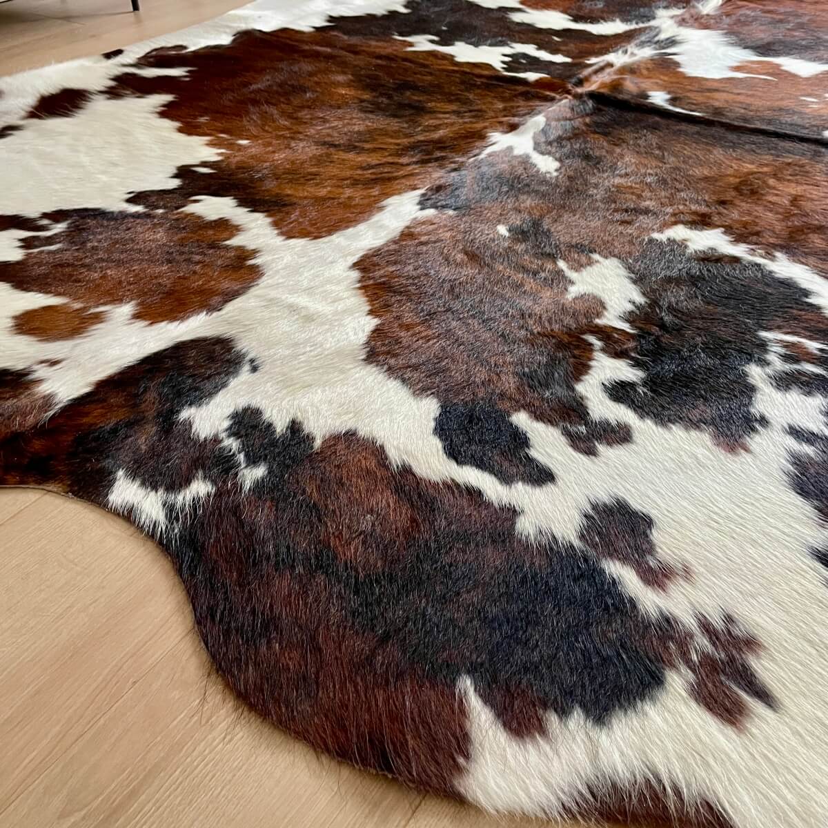 covor din piele naturala de vaca cu nuante de alb maro si negru mango+bloom