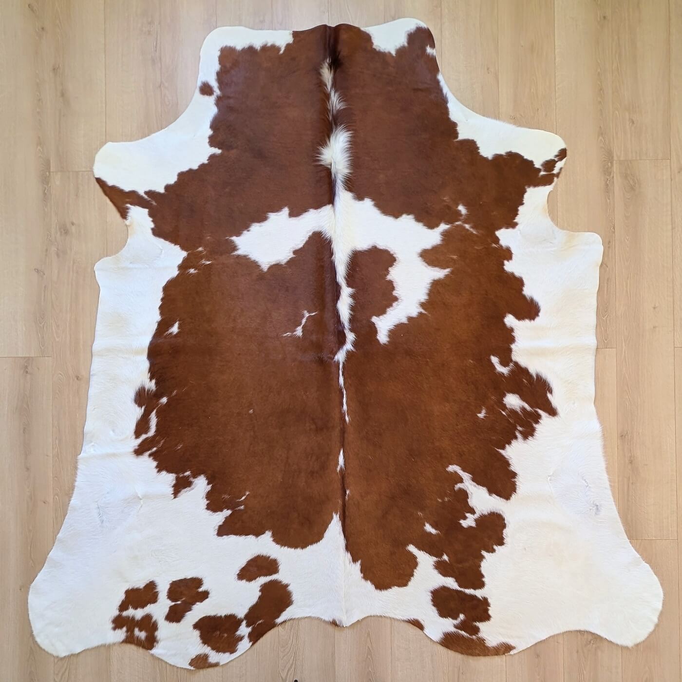 covor din piele naturala de vaca in culori maro cu alb mbch465