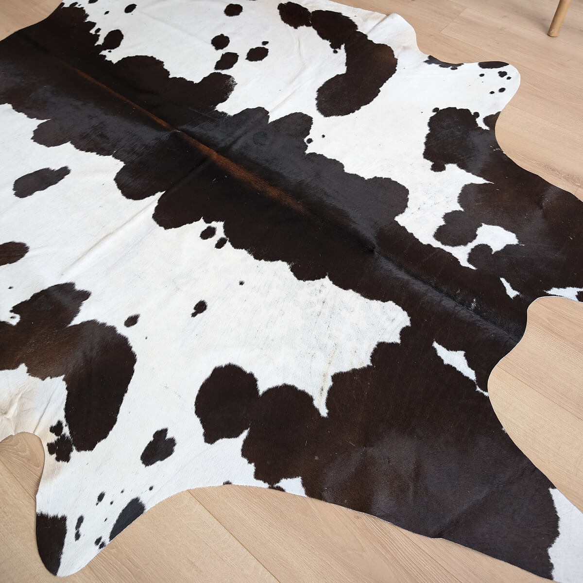 covor din piele de vaca naturala in culori negru cu alb de dimensiuni mari, mango+bloom