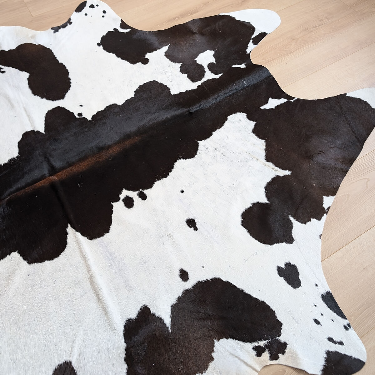 covor din piele de vaca naturala in culori negru cu alb cu forme asimetrice, mango+bloom