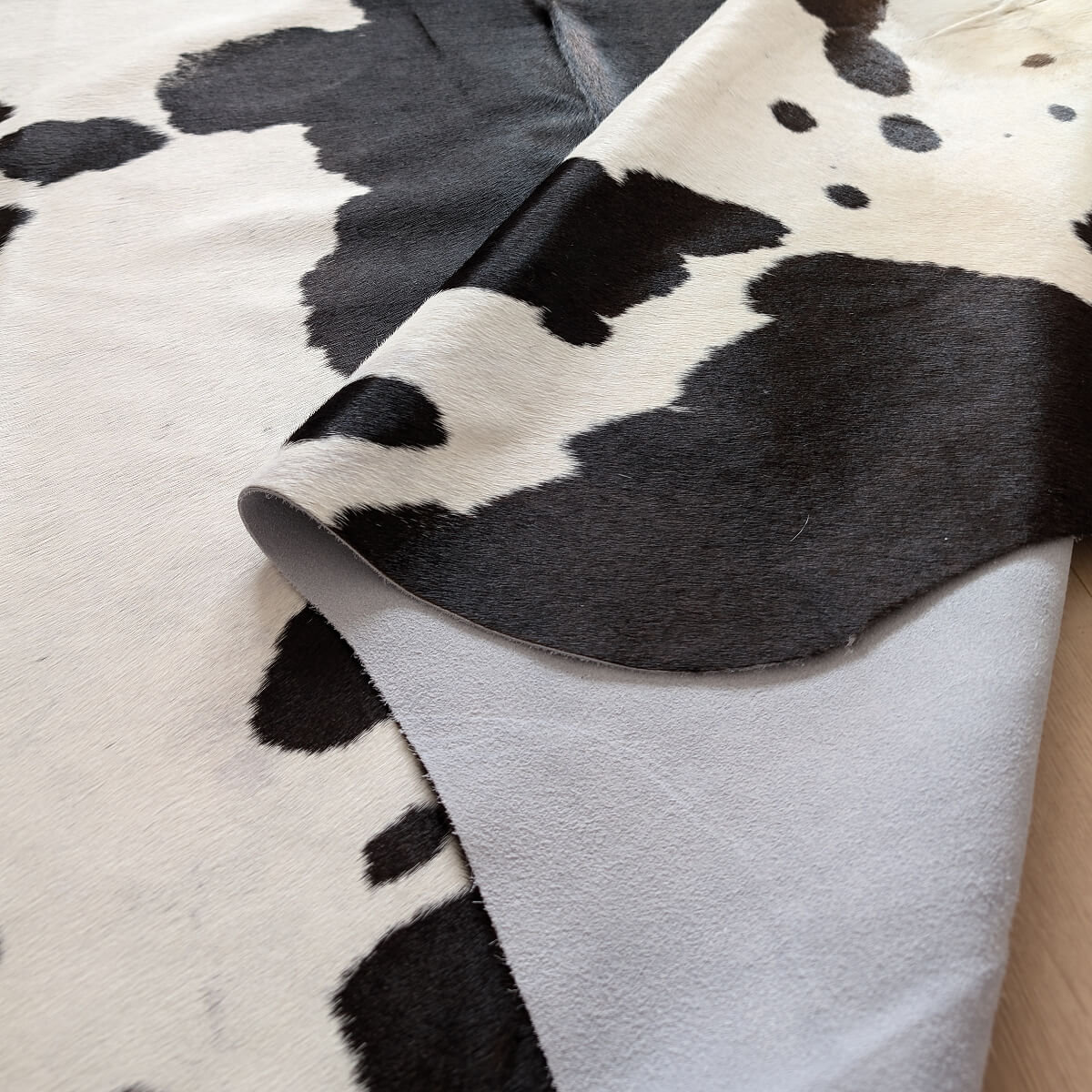 covor din piele de vaca naturala in culori negru cu alb cu pete verso, mango+bloom