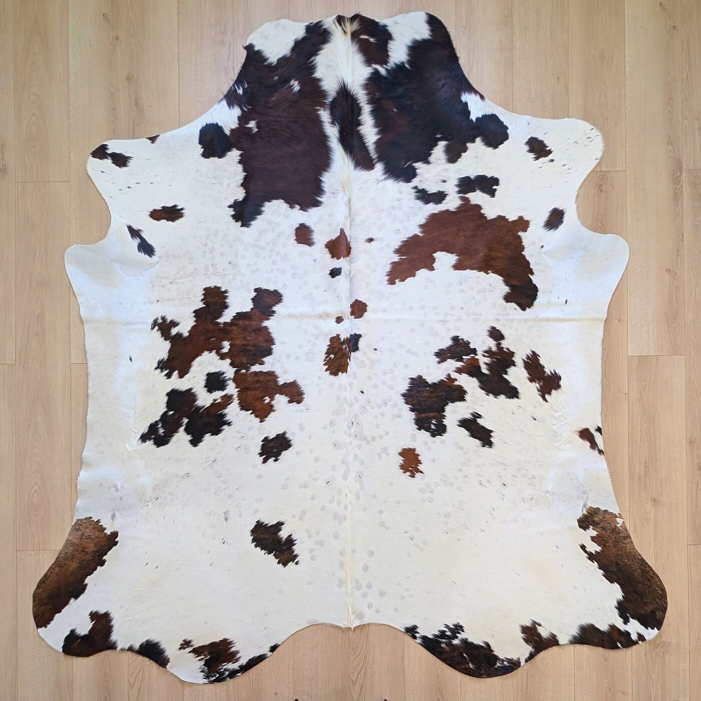 covor piele naturala de vaca alb cu pete maro mbch480