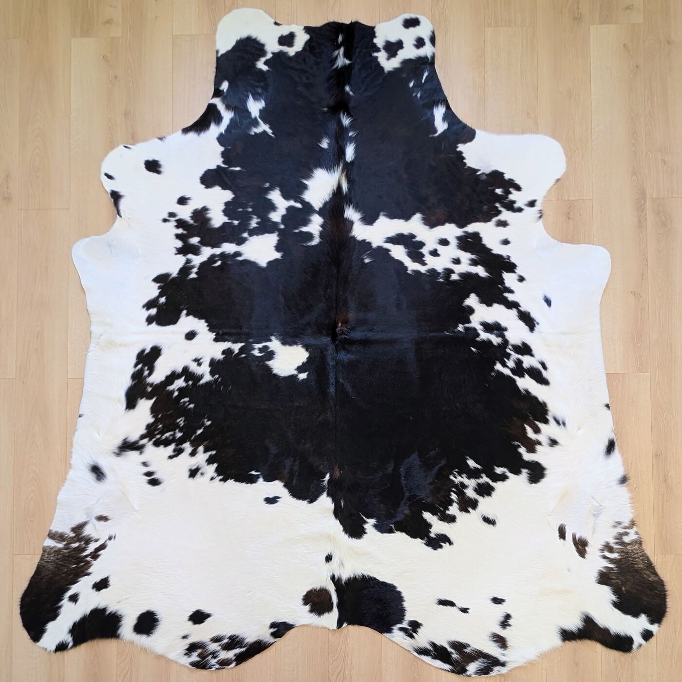 covor premium dutch din piele naturala de vaca alb cu negru mbch481