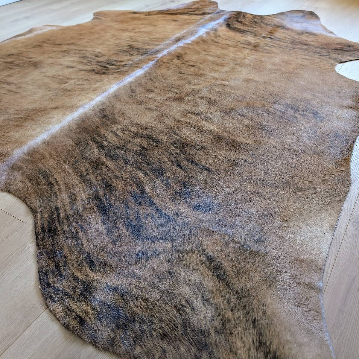 covor din piele de vaca de dimensiuni mici cu desen maro exotic mbch483 pe parchet, mango+bloom