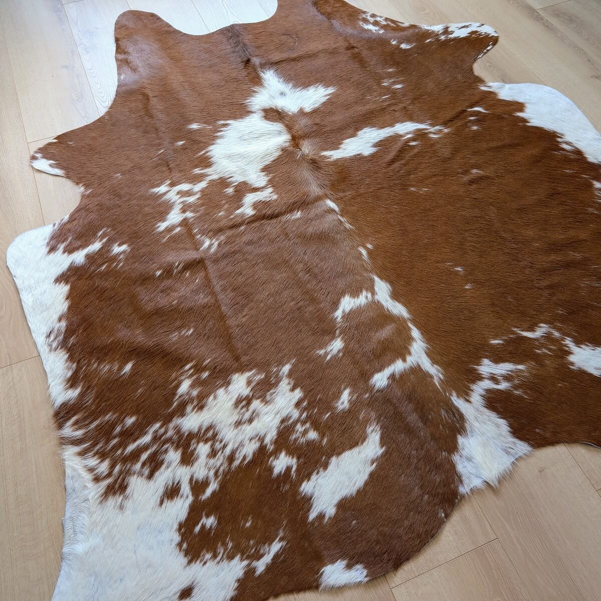 covor natural din piele de vaca maro cu alb cu dimensiuni mici mbch484, mango+bloom