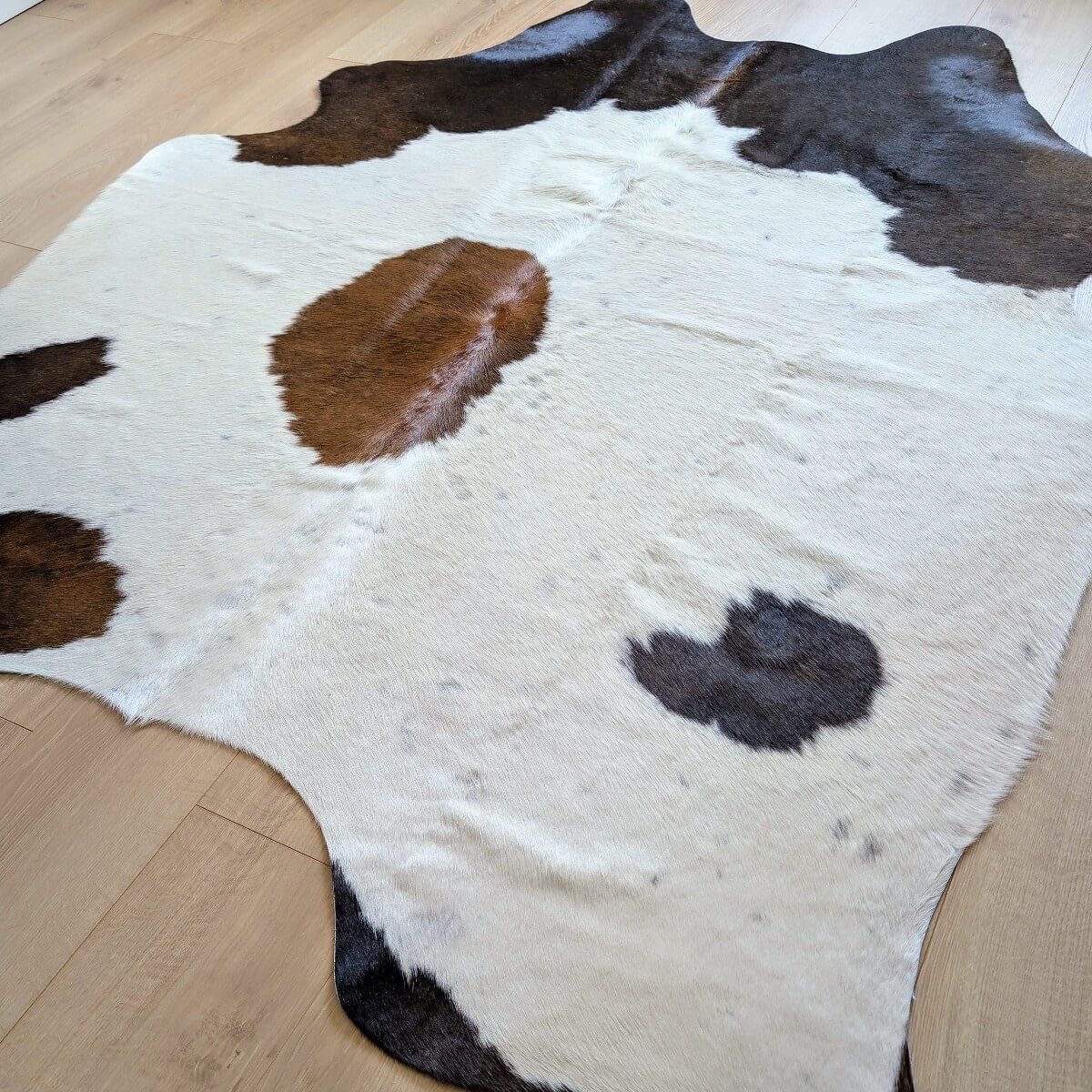 covor mic din piele naturala de vaca alb cu pete maro mbch485, mango+bloom