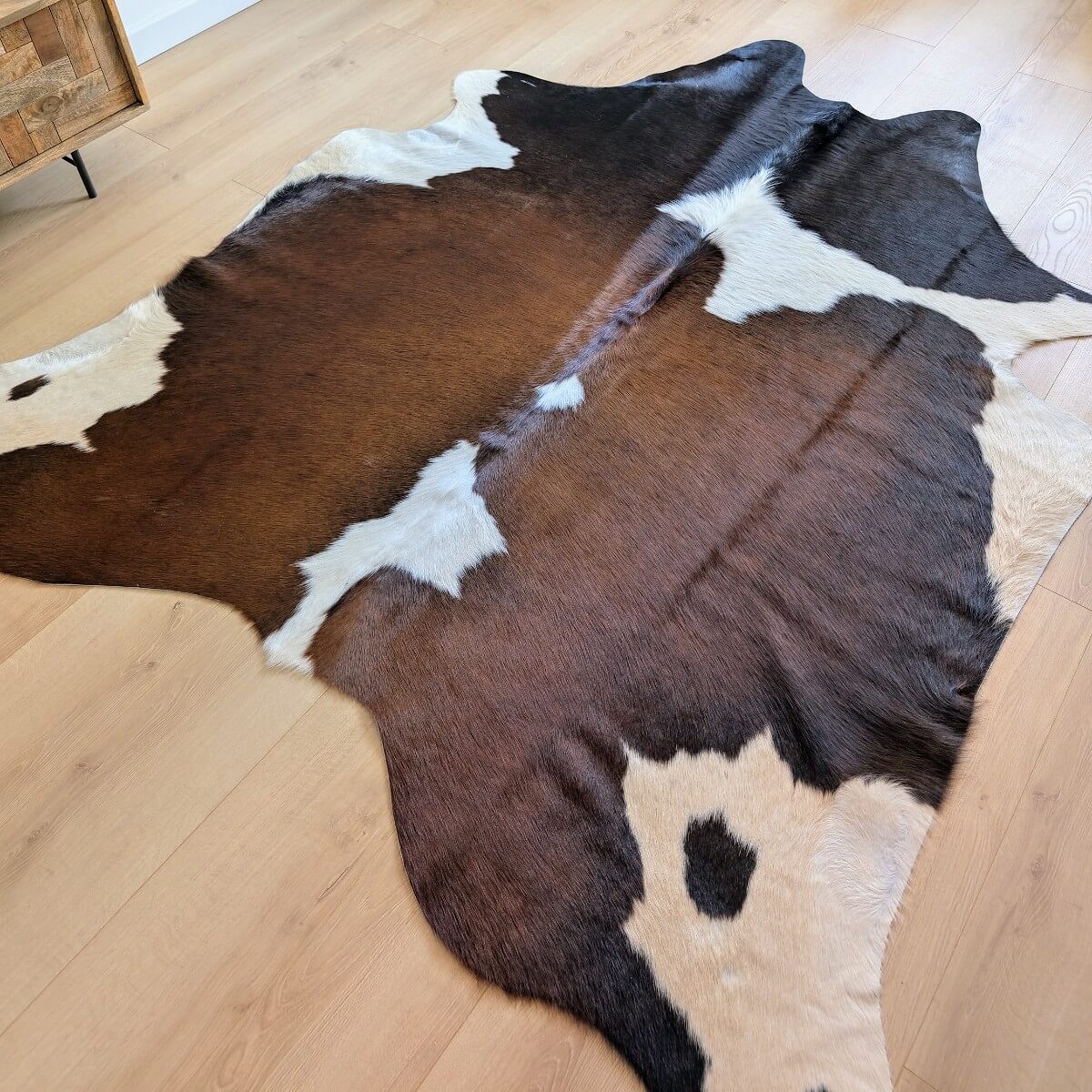 covor din piele naturala de vaca in culori tricolore de forma asimetrica mbch486, mango+bloom