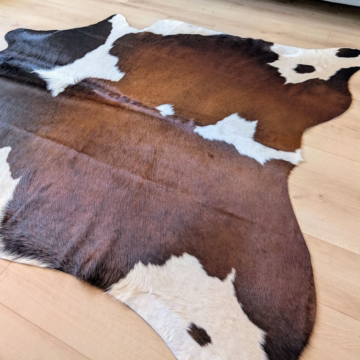 covor din piele naturala de vaca in culori tricolore pe parchet mbch486, mango+bloom