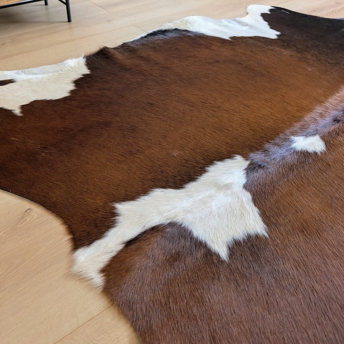 covor din piele naturala de vaca in culori tricolore cu firul lung mbch486, mango+bloom