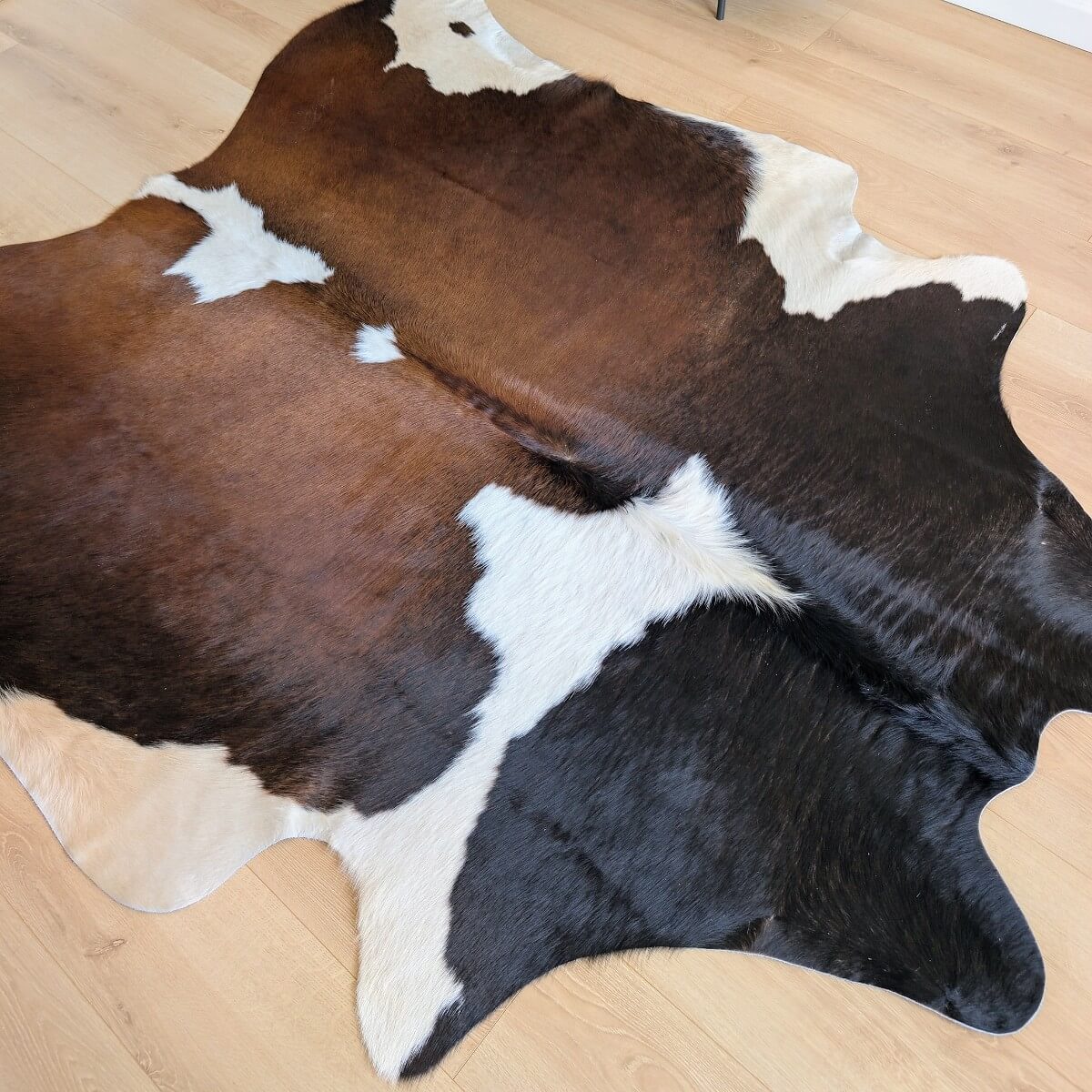 covor din piele naturala de vaca de dimensiuni mici in culori tricolore mbch486, mango+bloom