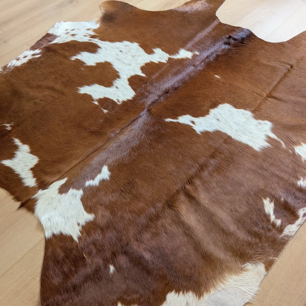 covor mic din piele de vaca maro cu pete albe mbch487, mango+bloom