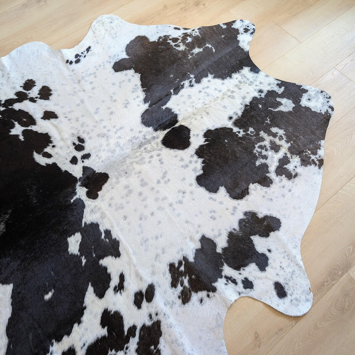 covor din piele naturala de vaca alb cu pete negre mbch488, mango+bloom