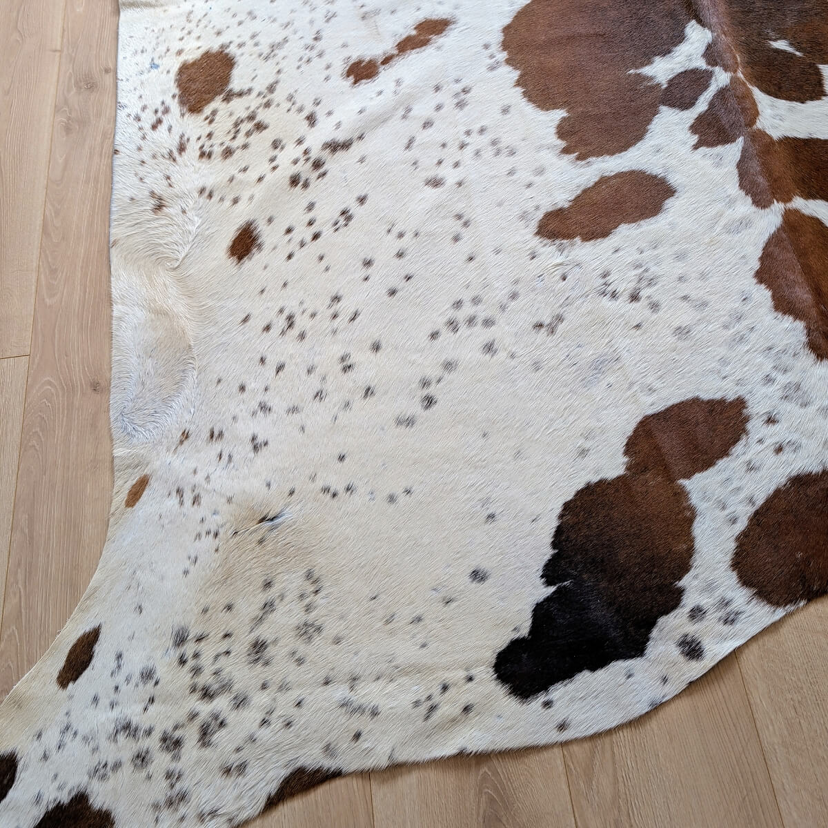 covor din piele de vaca alb cu pete in nuante de maro mbch490, mango+bloom