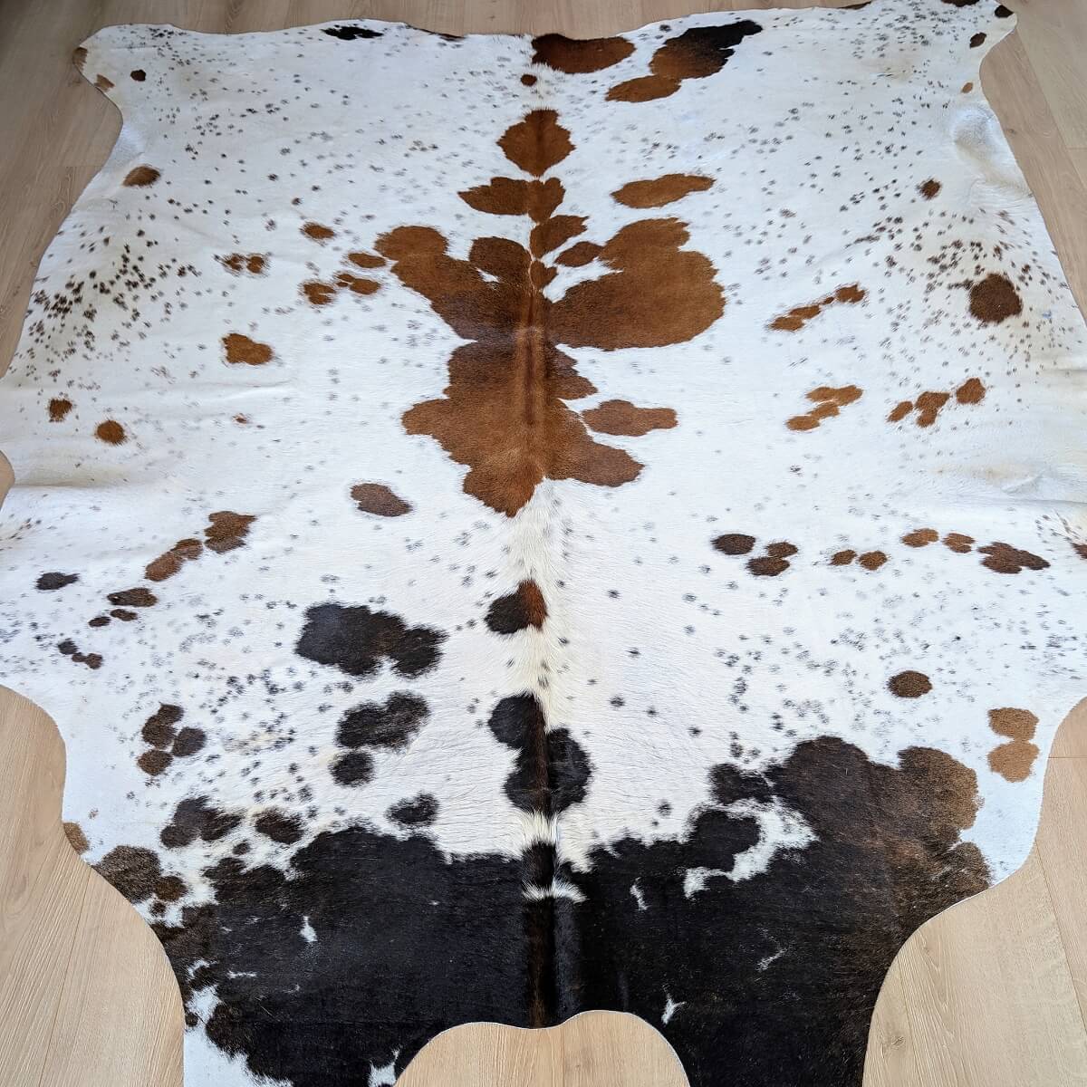 covor din piele naturala de vaca alb cu pete maro mbch490, mango+bloom