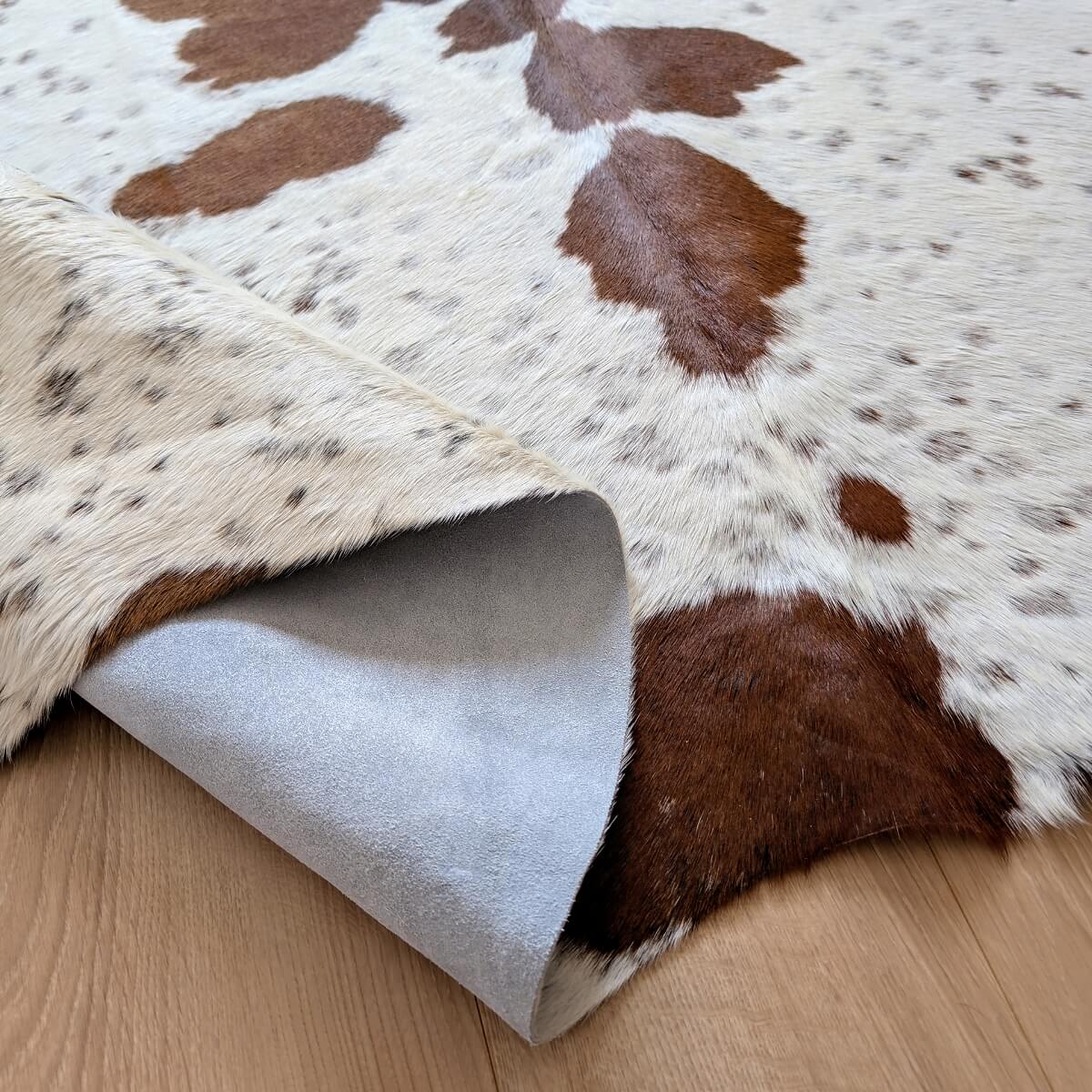 covor din piele de vaca alb cu pete maro mbch490 cu verso din piele intoarsa, mango+bloom