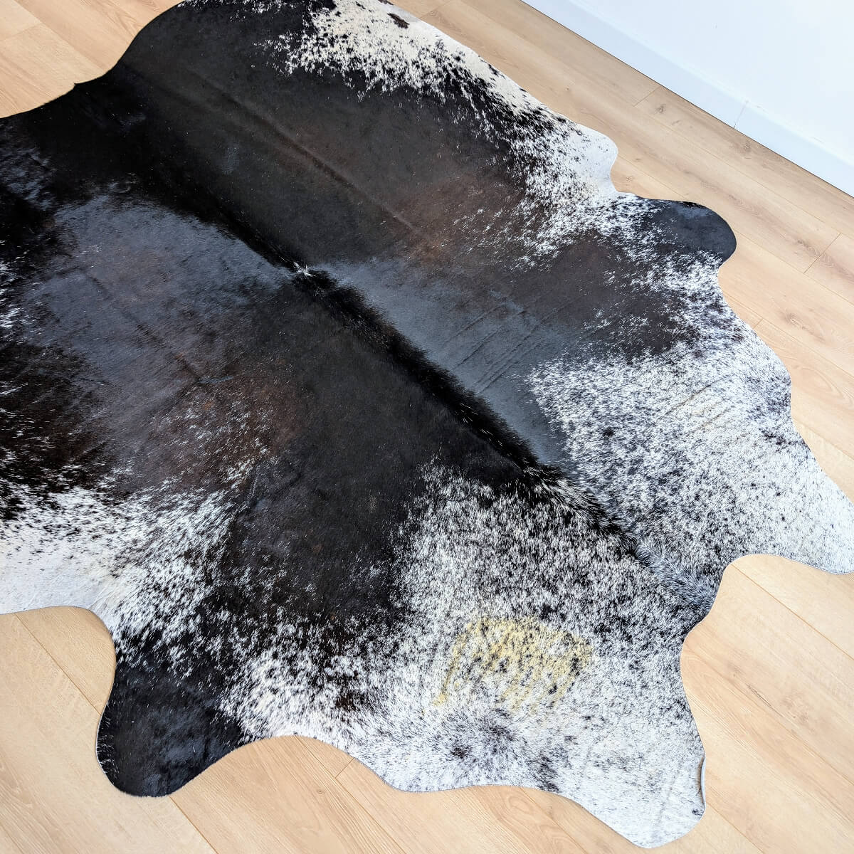covor din piele de vaca negru pestrit de dimensiuni mari mbch491, mango+bloom