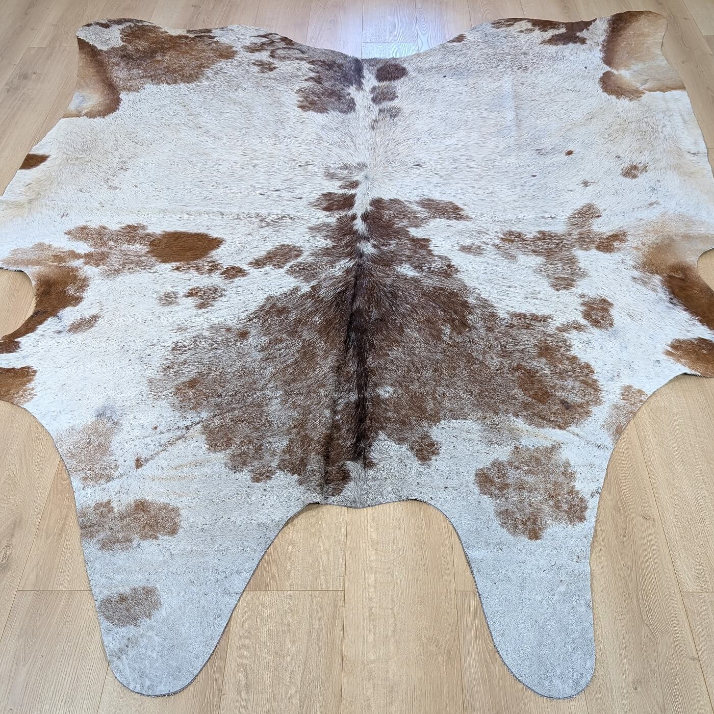 covor asimetric din piele de vaca mbch541 maro cu alb
