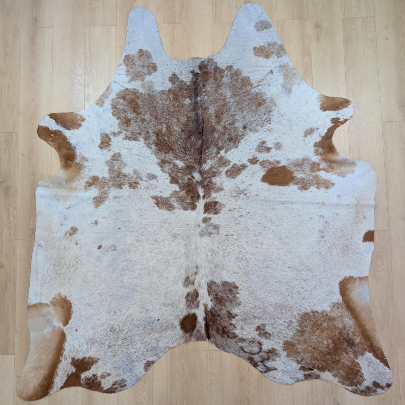 covor din piele de vaca mbch541 maro cu alb