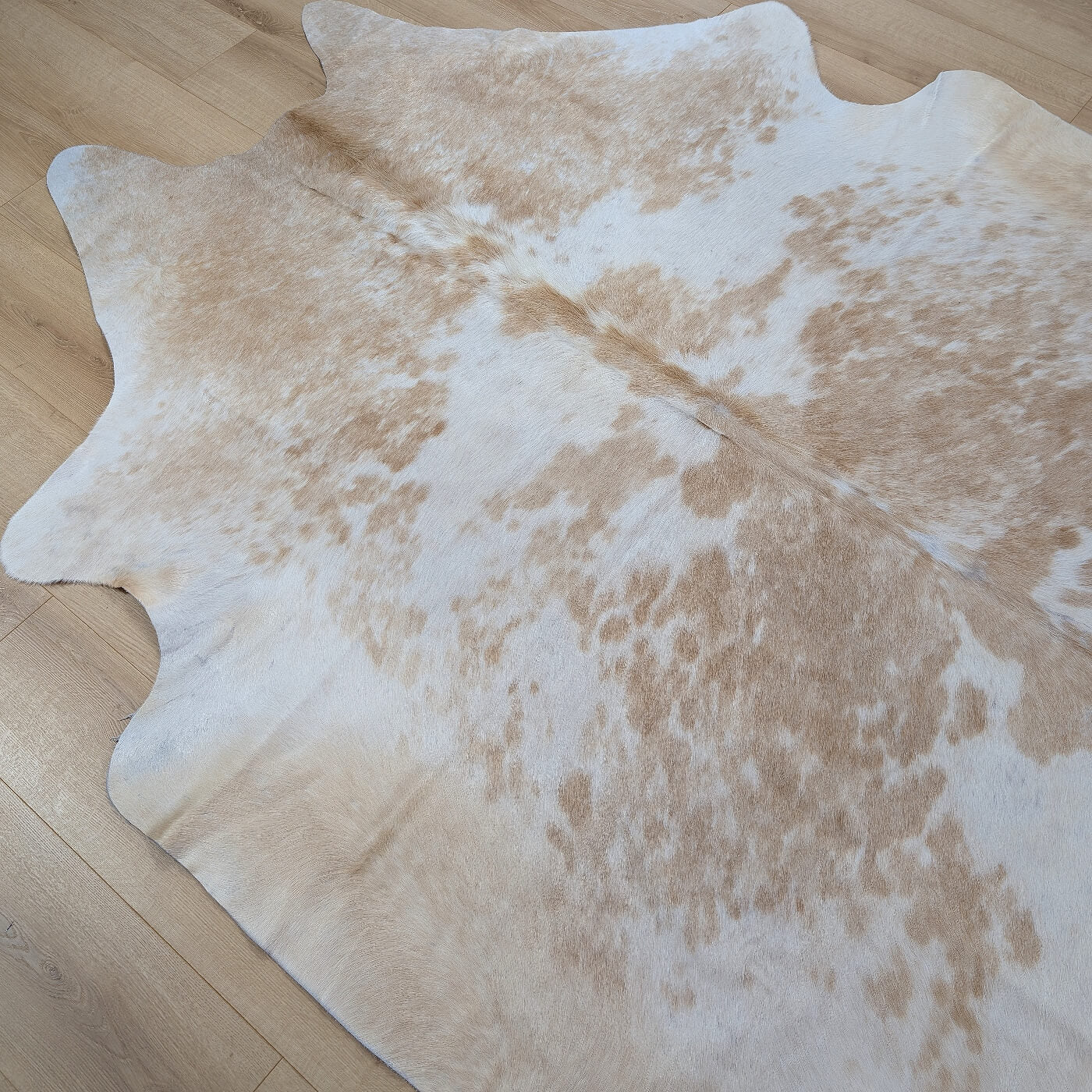 covor piele naturala de vaca mbch542 maro deschis cu alb