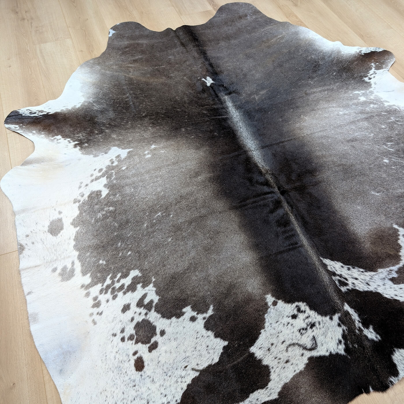 covor piele naturala de vaca mbch543 maro inchis cu alb