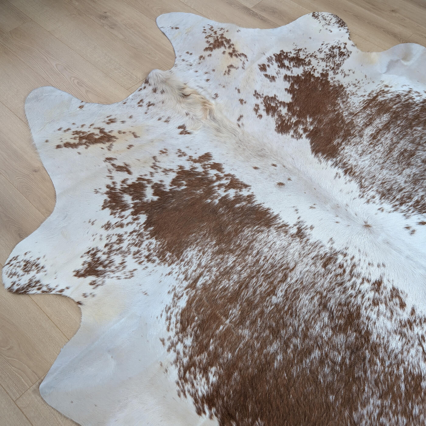 covor din piele de vaca pestrit in culori maro cu alb mbch544